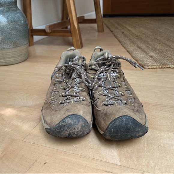 Women’s Keen hiking boots. Size 9.5 - Picture 2 of 2